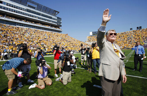 Hayden Fry, Texan who turned around Iowa, dies at 90